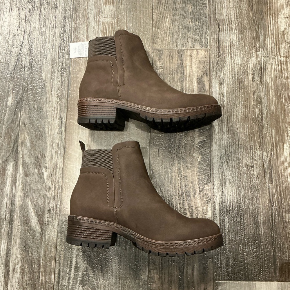 Elegant Brown Ankle Booties Size 8 - Picture 15 of 16